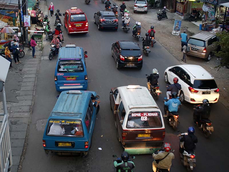 Angkot Ngetem Sembarangan Bikin Macet