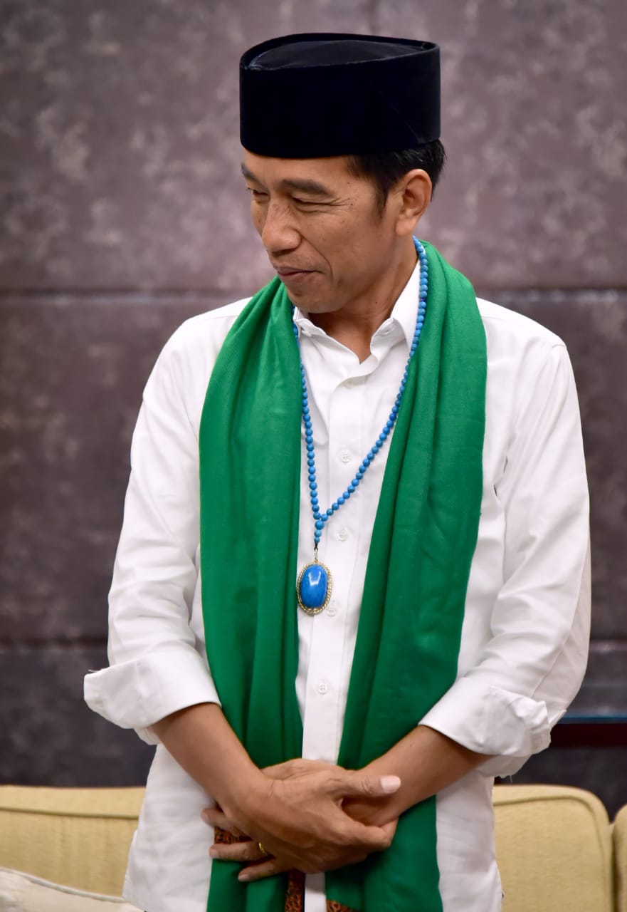 Ini Pemberian Habib Lutfi dan Mbah Moen untuk Jokowi 