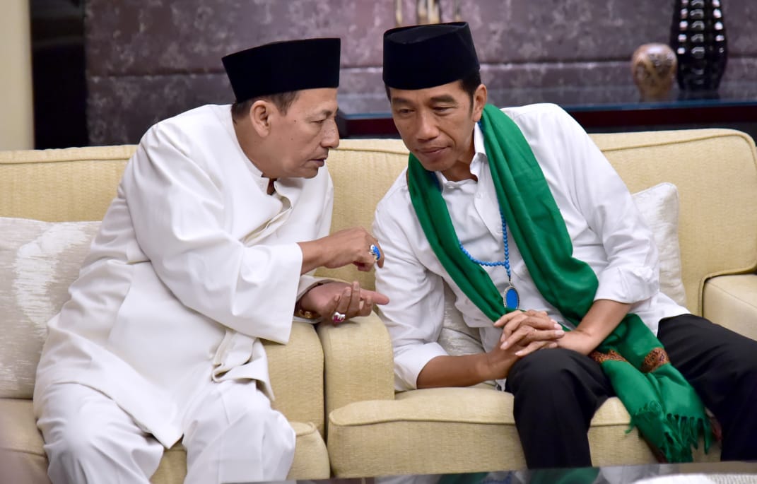 Ini Pemberian Habib Lutfi dan Mbah Moen untuk Jokowi 