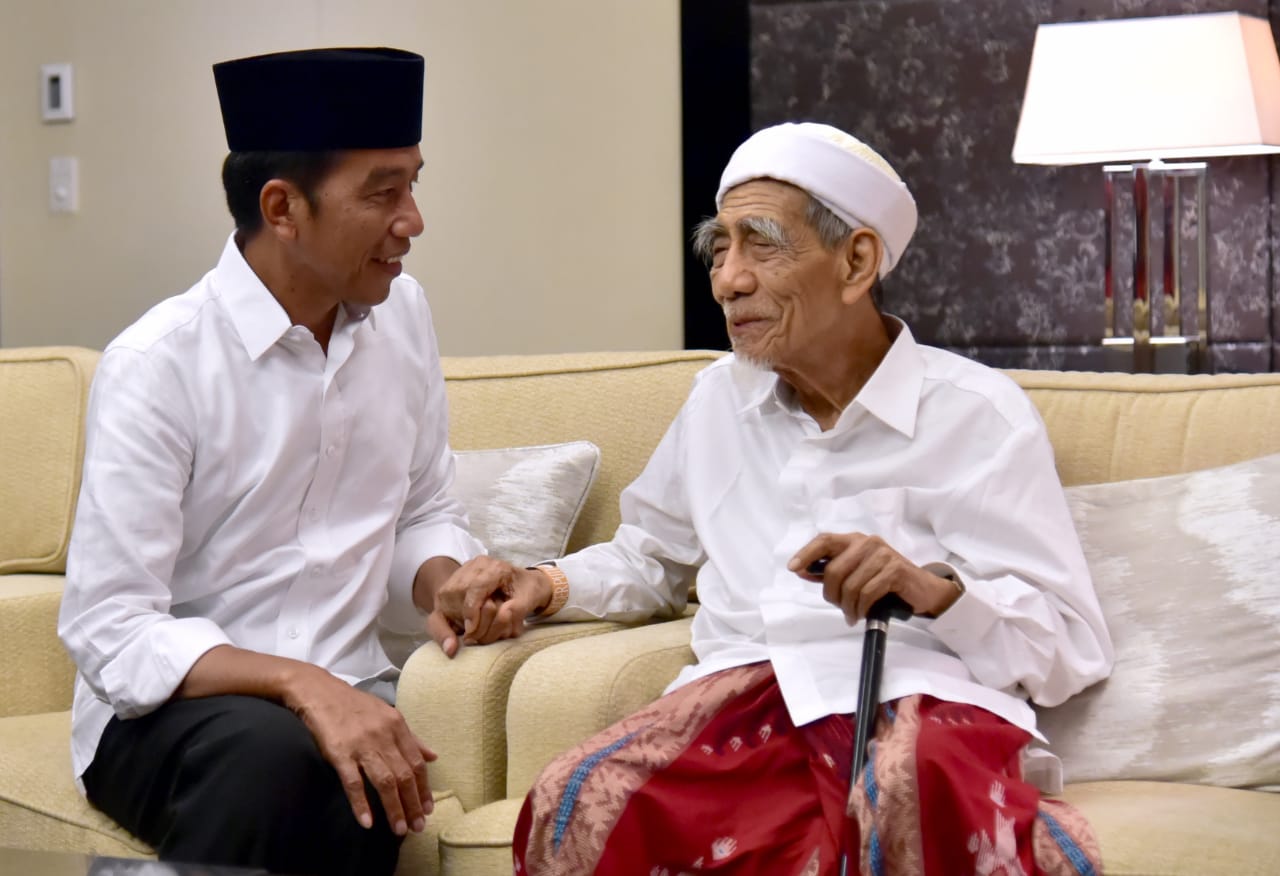 Ini Pemberian Habib Lutfi dan Mbah Moen untuk Jokowi 