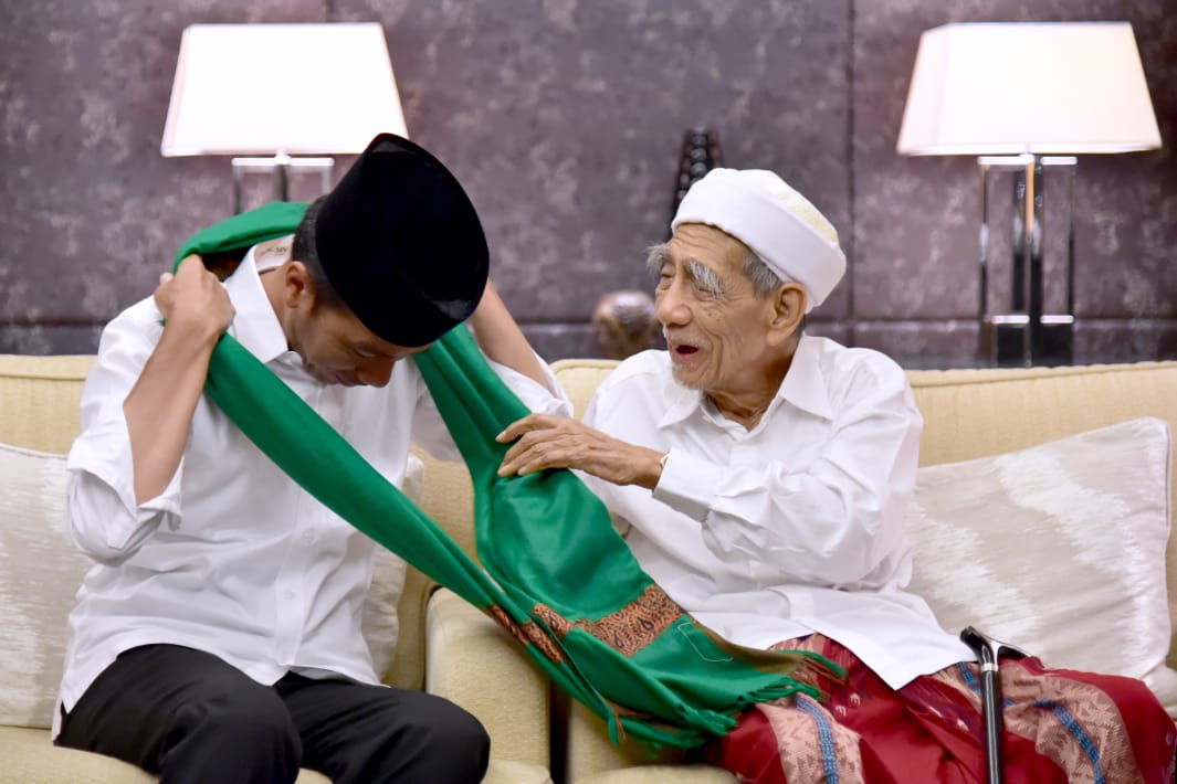 Ini Pemberian Habib Lutfi dan Mbah Moen untuk Jokowi 
