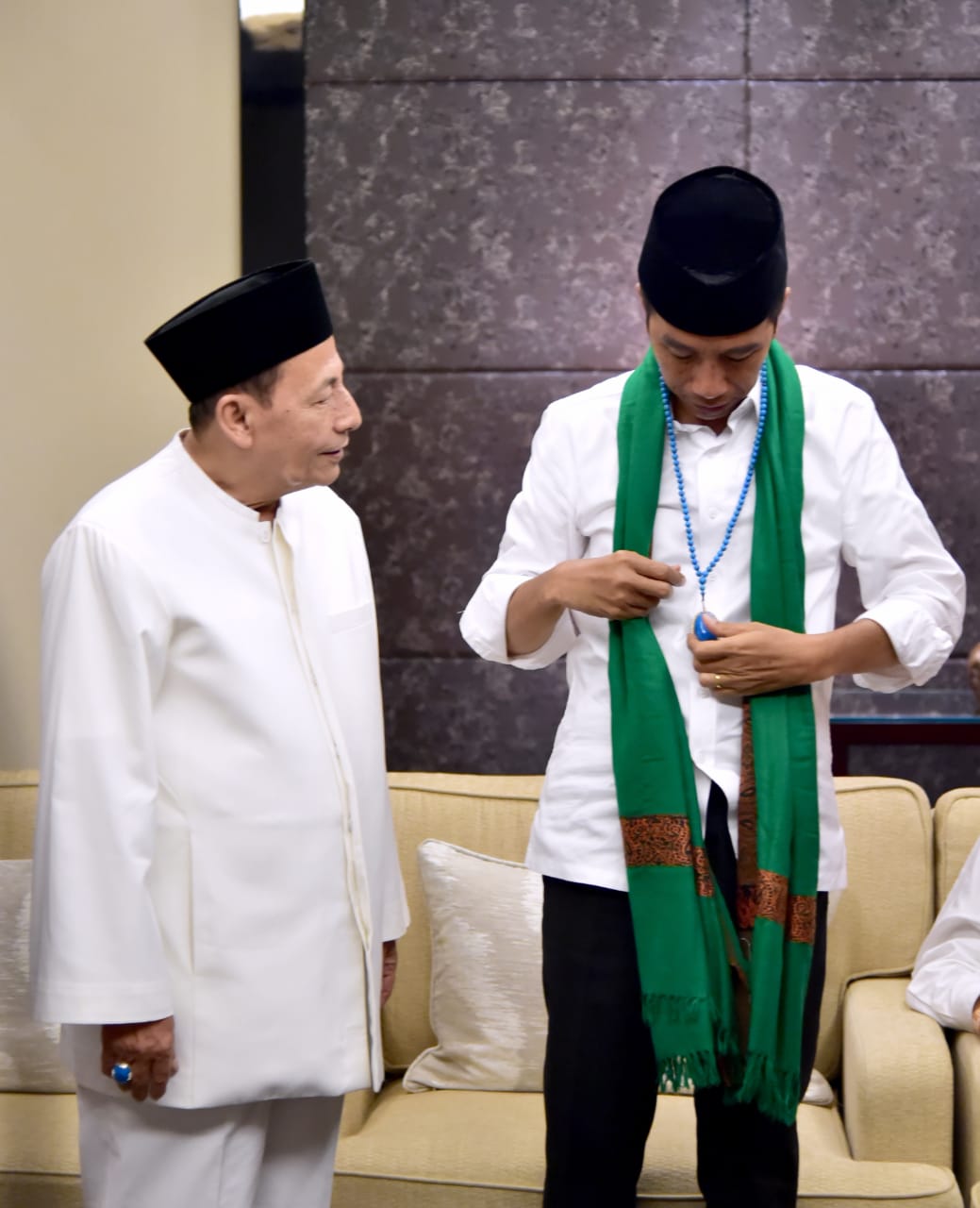 Ini Pemberian Habib Lutfi dan Mbah Moen untuk Jokowi 