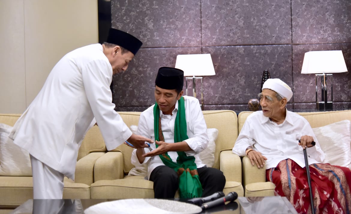 Ini Pemberian Habib Lutfi dan Mbah Moen untuk Jokowi 