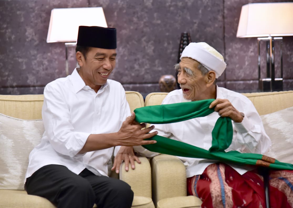 Ini Pemberian Habib Lutfi dan Mbah Moen untuk Jokowi 