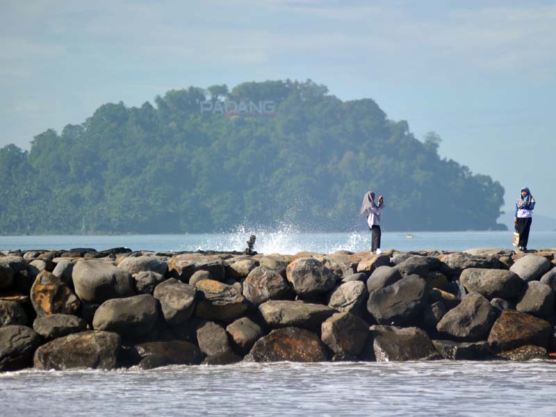 Pembangunan Batu Pemecah Ombak