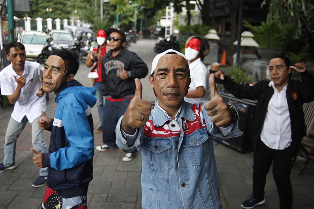 Aksi Topeng Wajah Jokowi