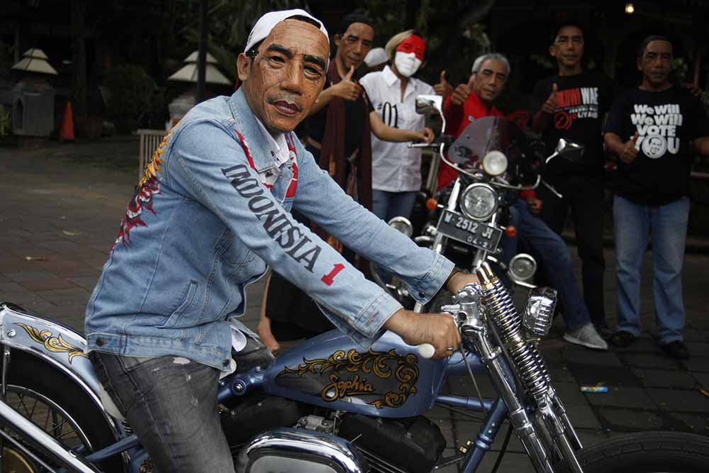Aksi Topeng Wajah Jokowi