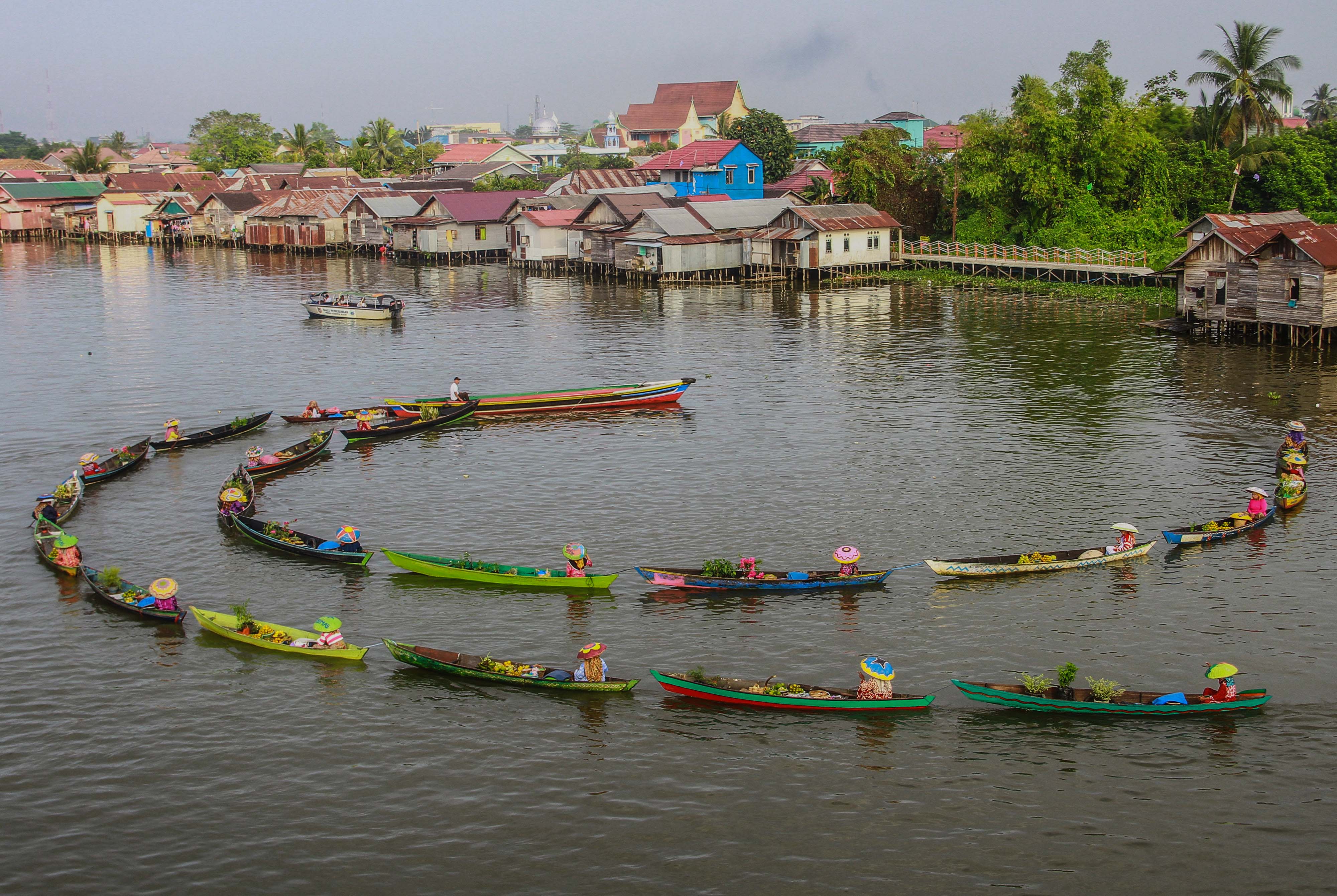 Atraksi Pedagang Pasar Terapung