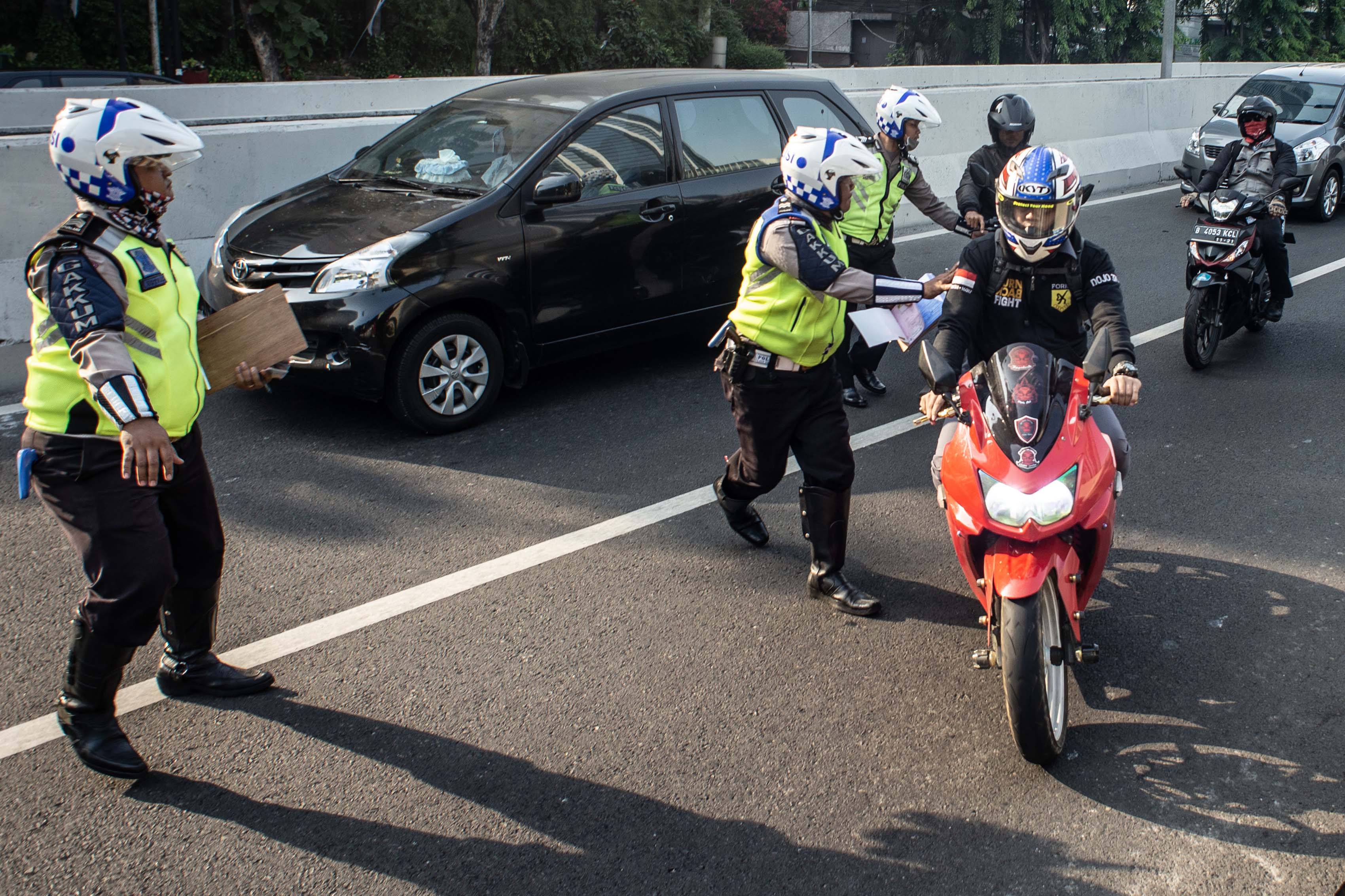 Razia Pengendara Motor di JLNT Kampung Melayu-Tanah Abang
