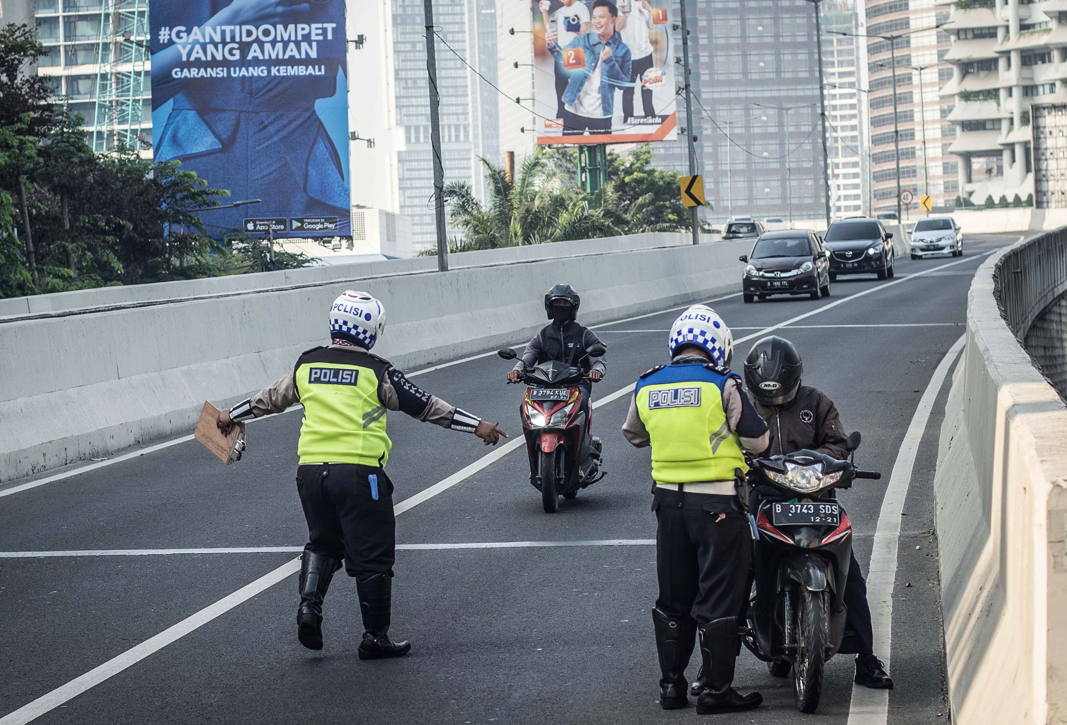 Razia Pengendara Motor di JLNT Kampung Melayu-Tanah Abang