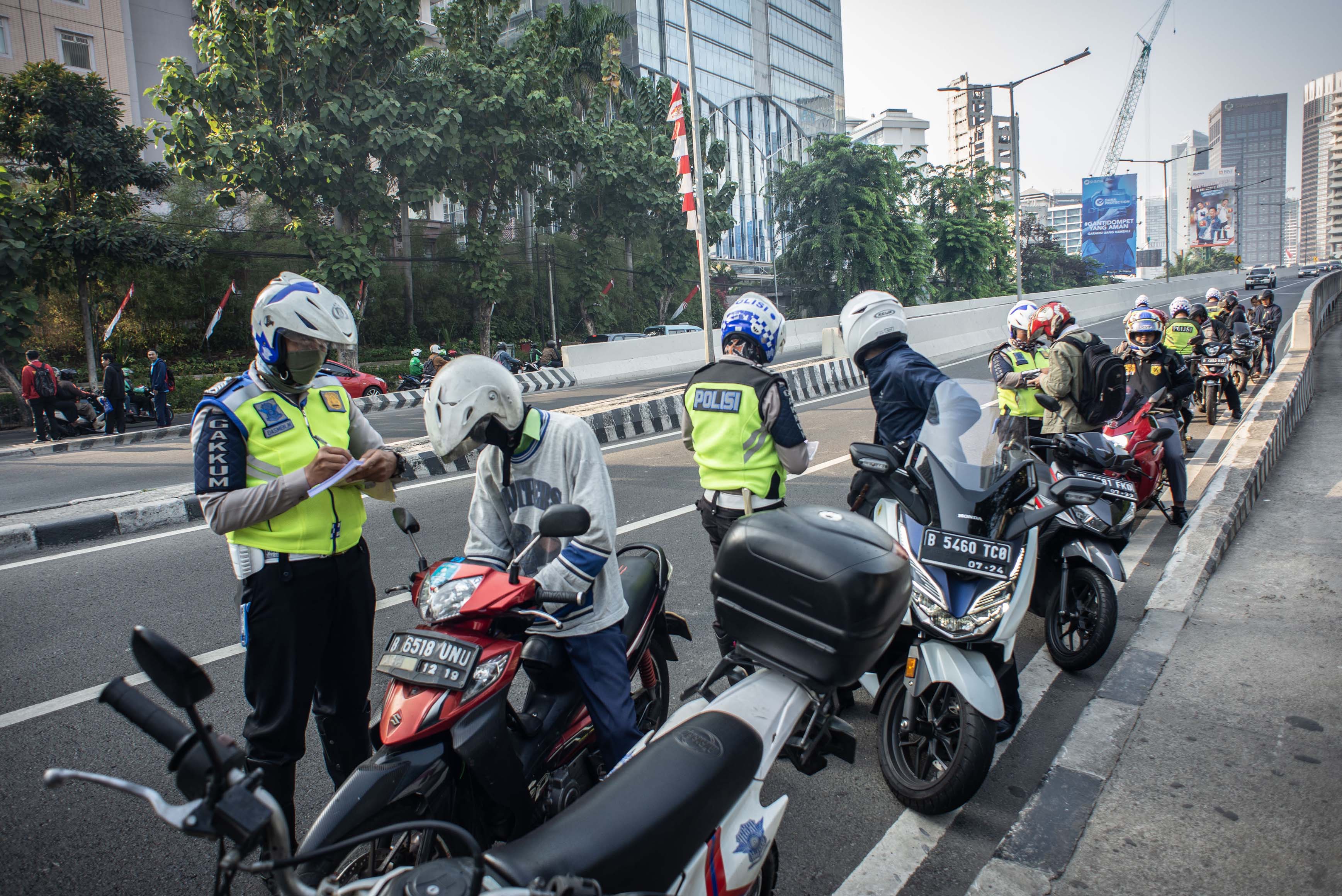 Razia Pengendara Motor di JLNT Kampung Melayu-Tanah Abang