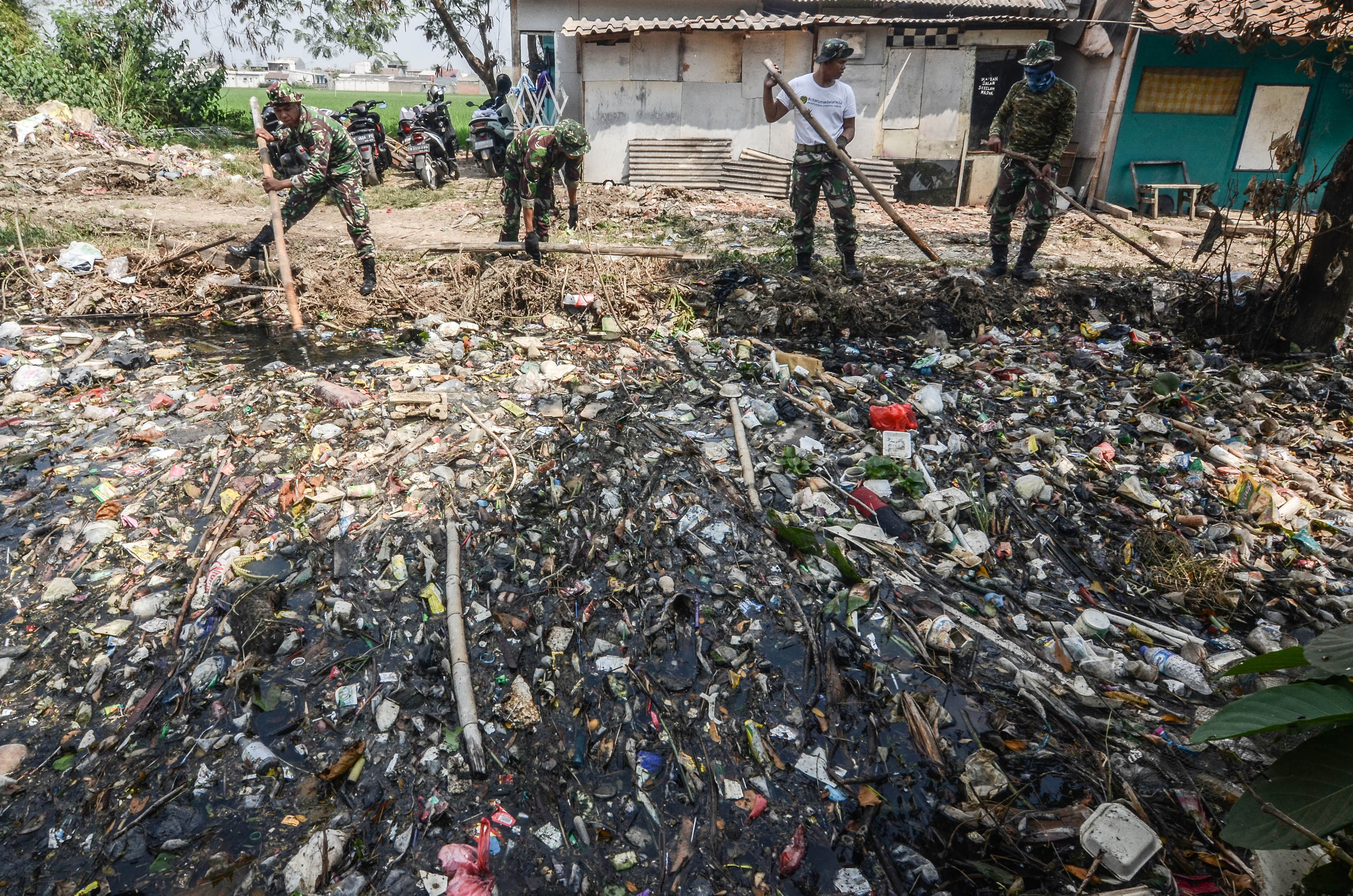 Sampah Penuhi Kali Busa Bekasi
