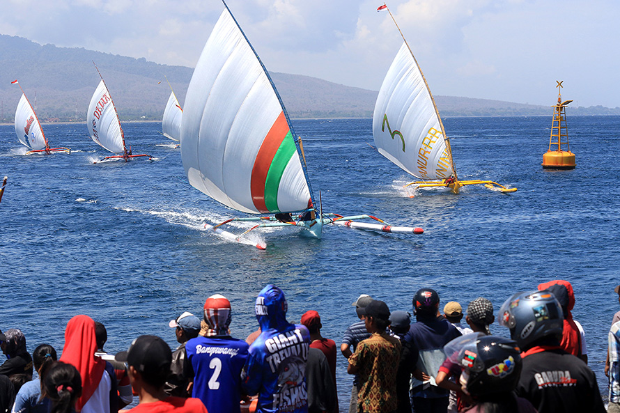 Lomba Perahu Layar Tradisional