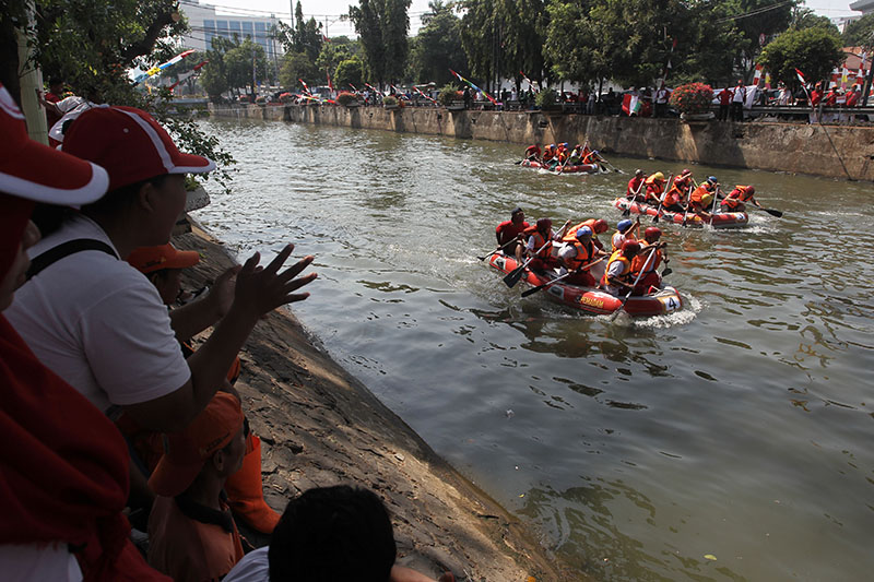 Balap Perahu Dayung  di Sungai Ciliwung