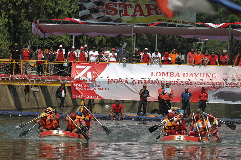 Balap Perahu Dayung  di Sungai Ciliwung