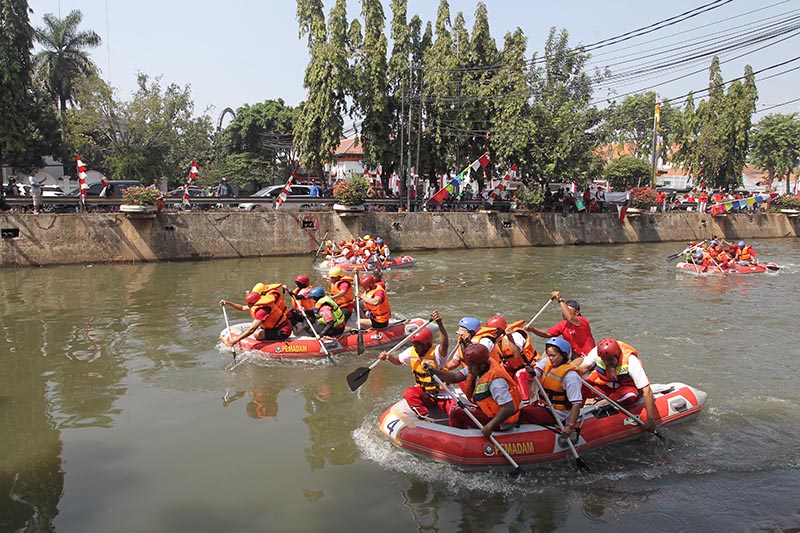 Balap Perahu Dayung  di Sungai Ciliwung