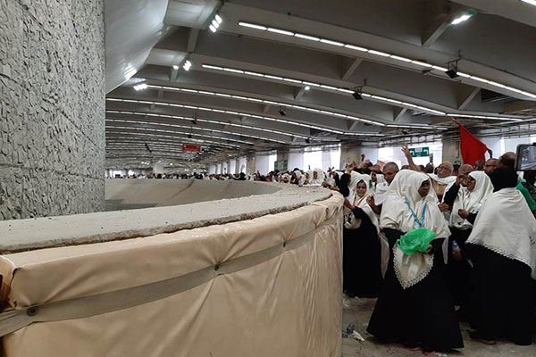 Melontar Jumrah di Mina