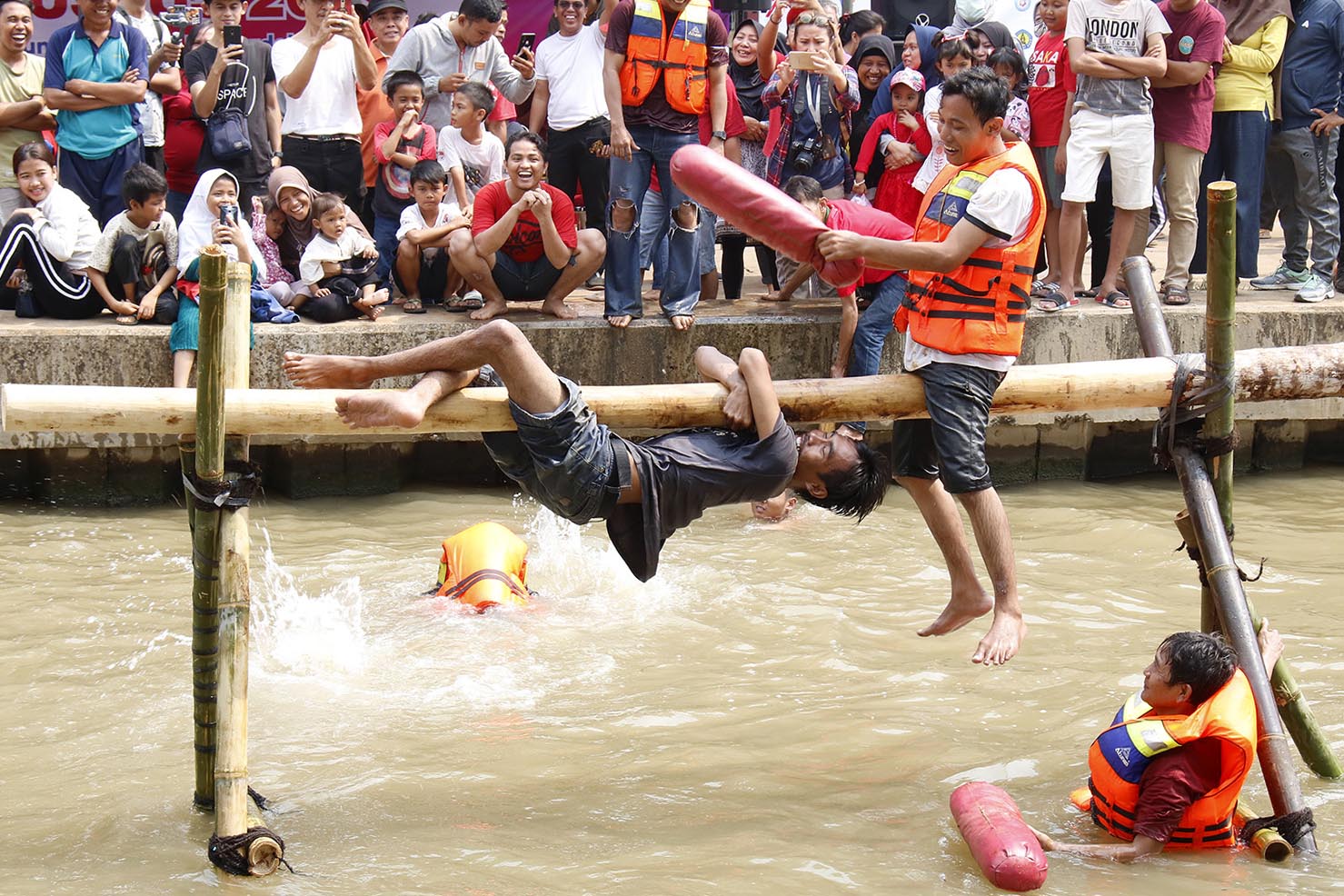 Perang Guling dan Panjat Pinang di Kalimalang