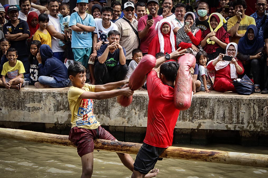 Perang Guling dan Panjat Pinang di Kalimalang