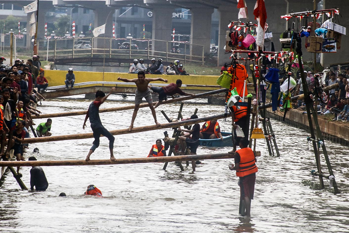 Perang Guling dan Panjat Pinang di Kalimalang