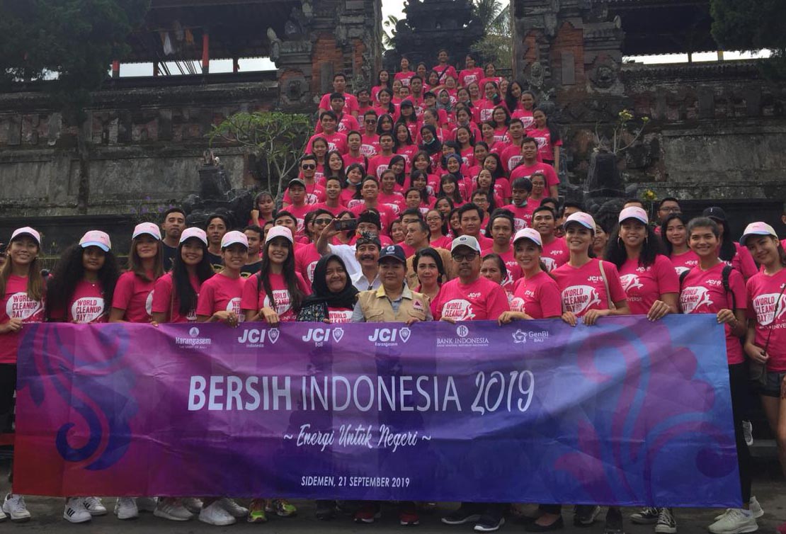 Finalis Miss World Memungut Sampah 