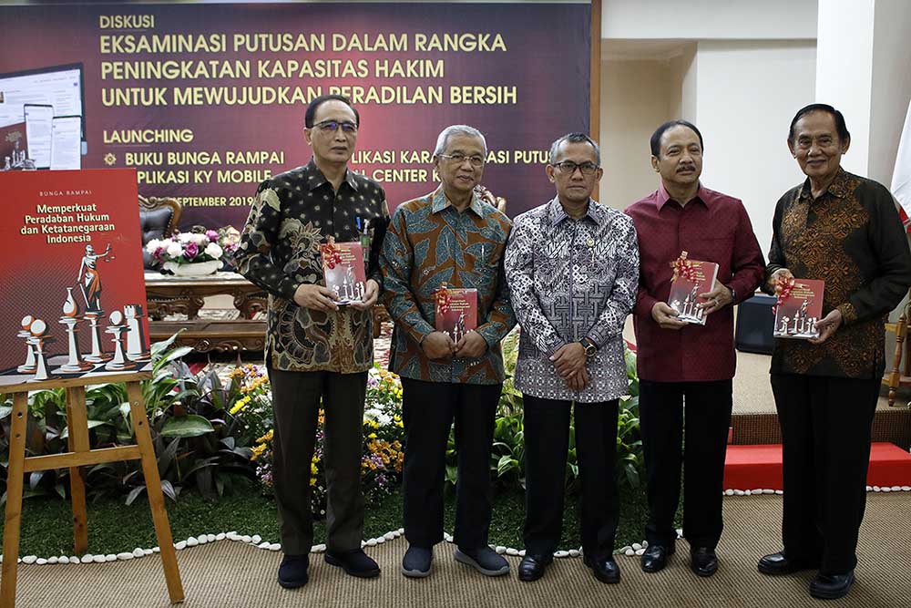 Komisi Yudisial Luncurkan Buku Dan Aplikasi Call Center KY