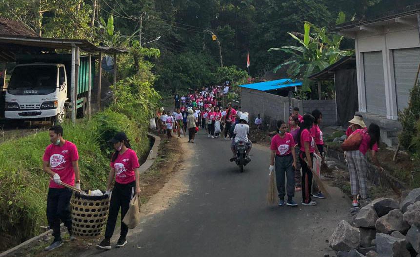 Finalis Miss World Memungut Sampah 