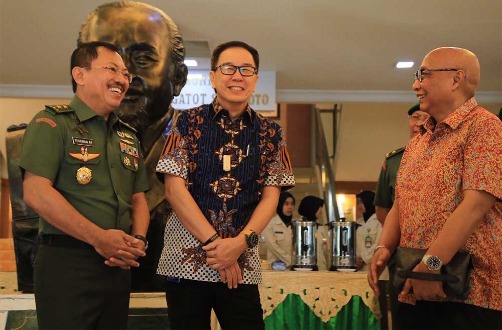 Astra Serahkan Lima Hiace Untuk RSPAD Gatot Soebroto