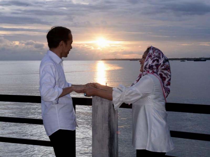 Presiden Joko Widodo Dan Ibu Negara Iriana Menikmati Senja