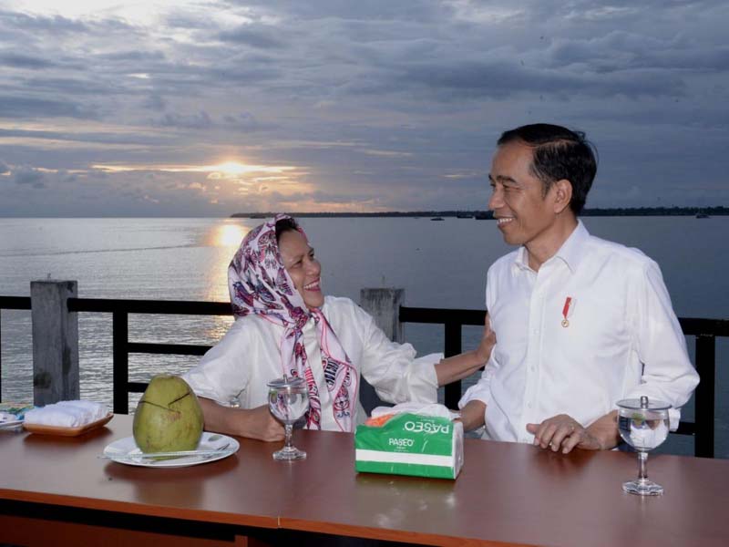 Presiden Joko Widodo Dan Ibu Negara Iriana Menikmati Senja
