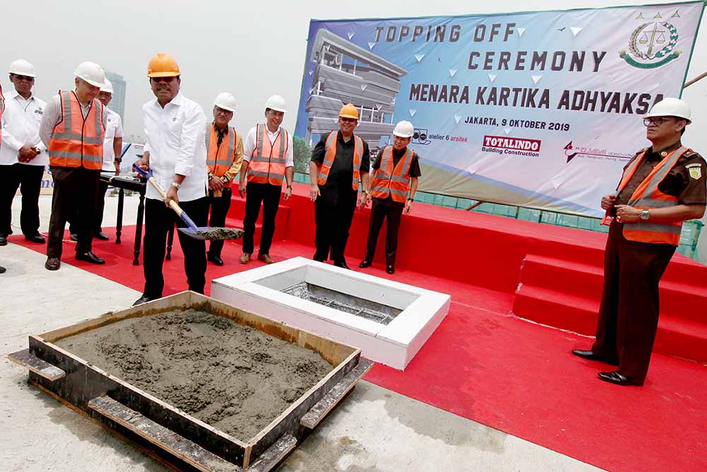 Topping Off Menara Kartika Adhyaksa 