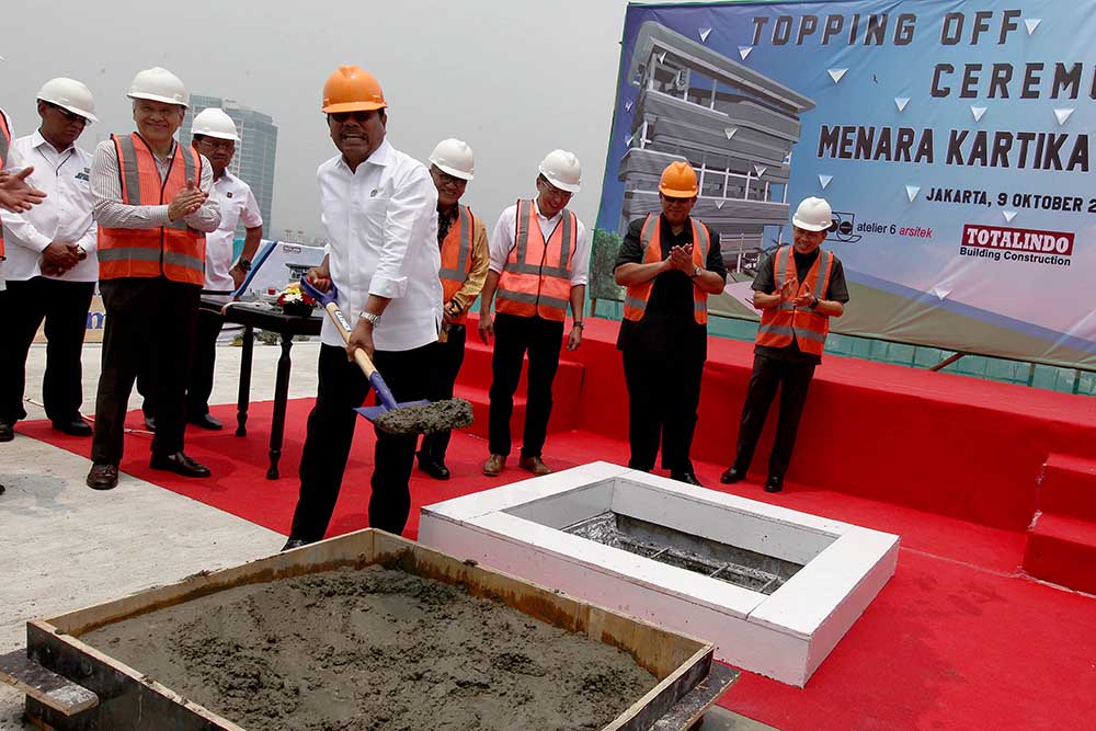 Topping Off Menara Kartika Adhyaksa 