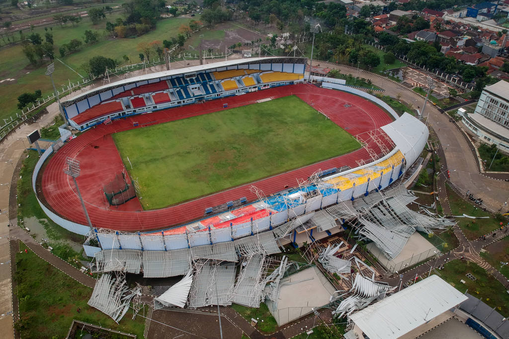 Atap Stadion Sport Jabar Diterjang Angin Kencang 