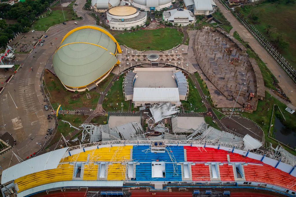Atap Stadion Sport Jabar Diterjang Angin Kencang 