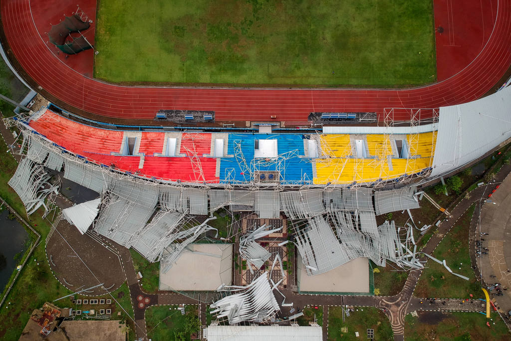 Atap Stadion Sport Jabar Diterjang Angin Kencang 