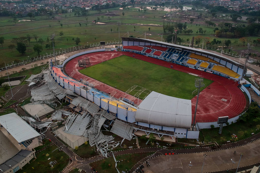 Atap Stadion Sport Jabar Diterjang Angin Kencang 