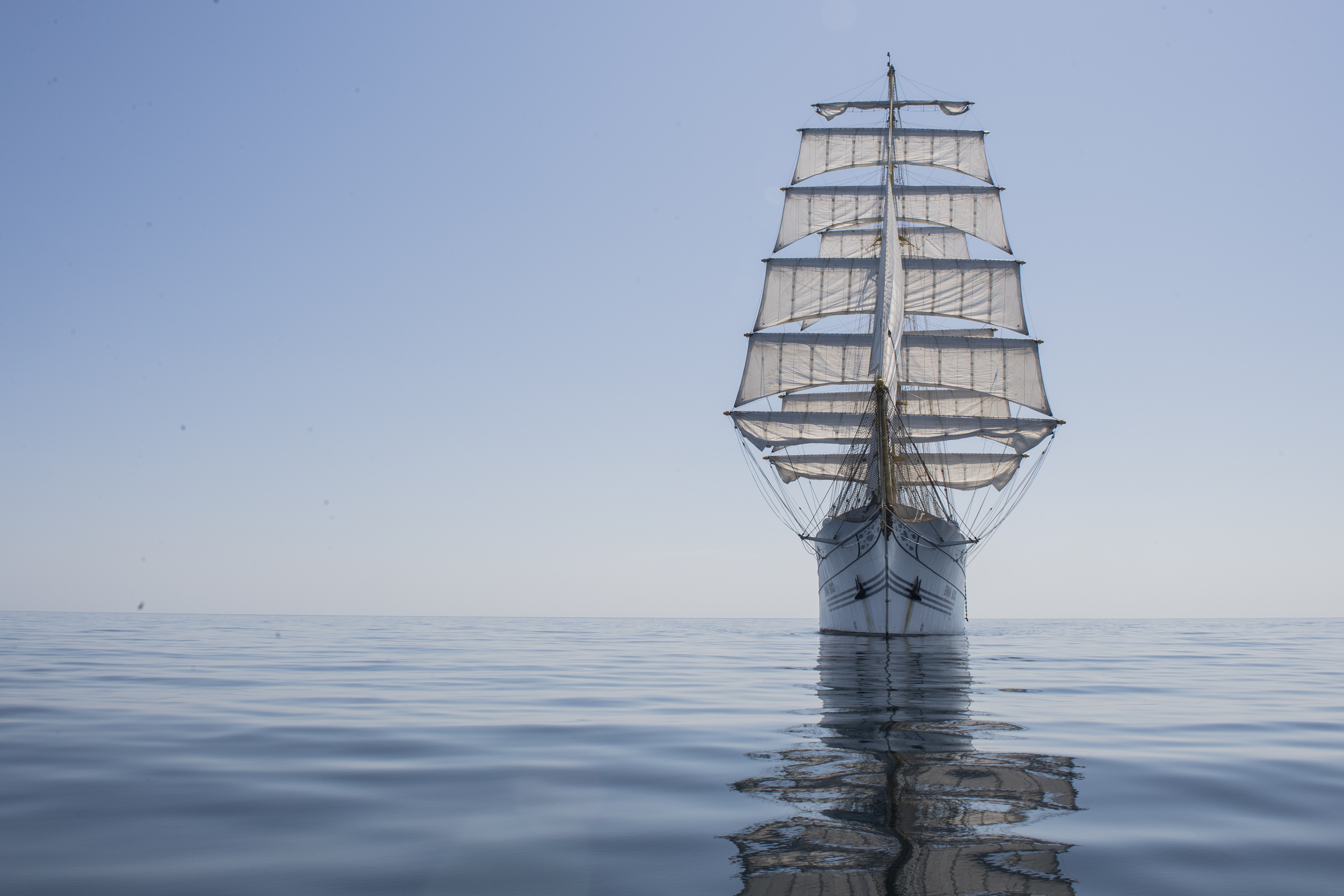 KRI Bima Suci Melintasi Laut Flores 