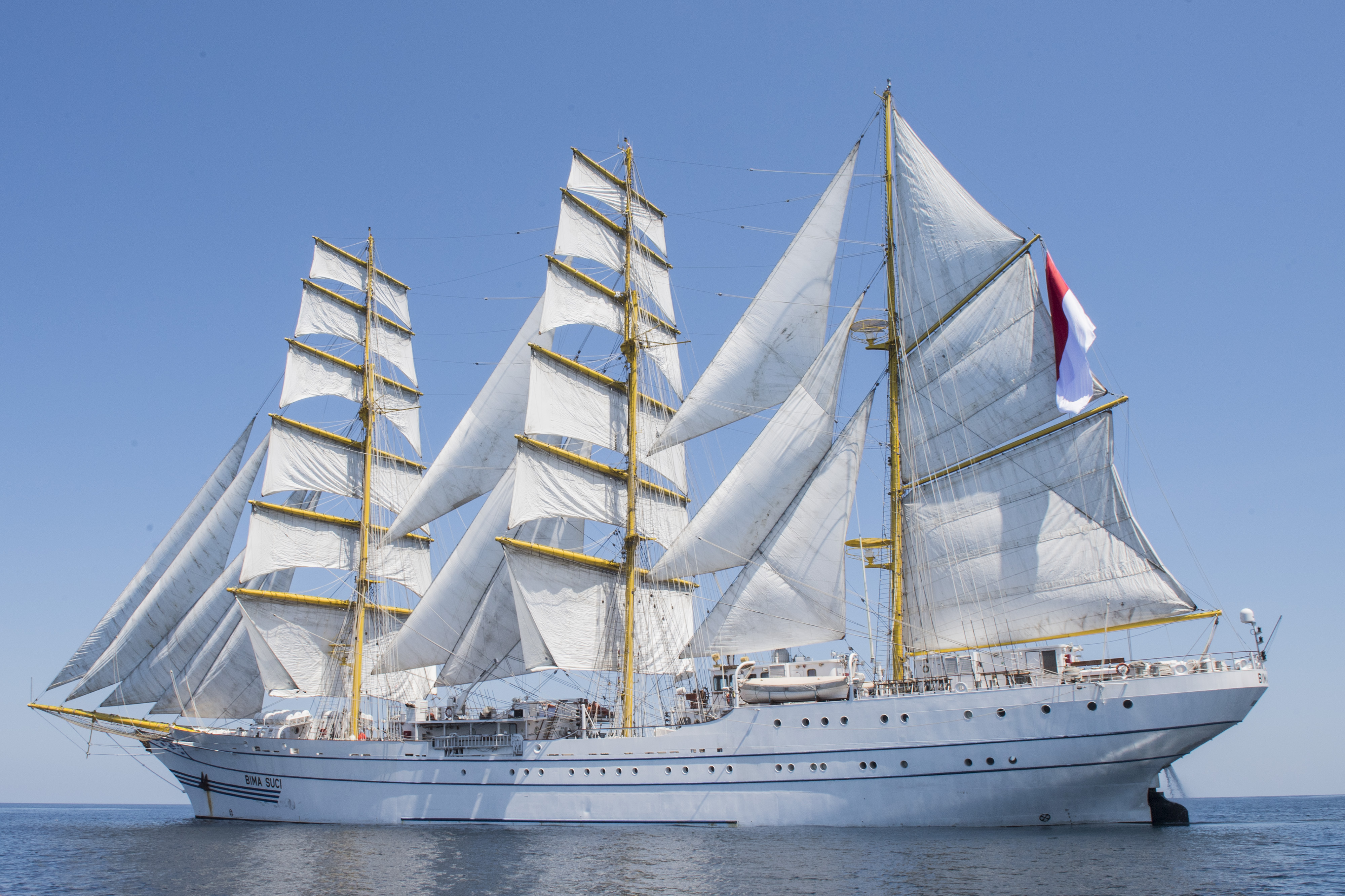 KRI Bima Suci Melintasi Laut Flores 