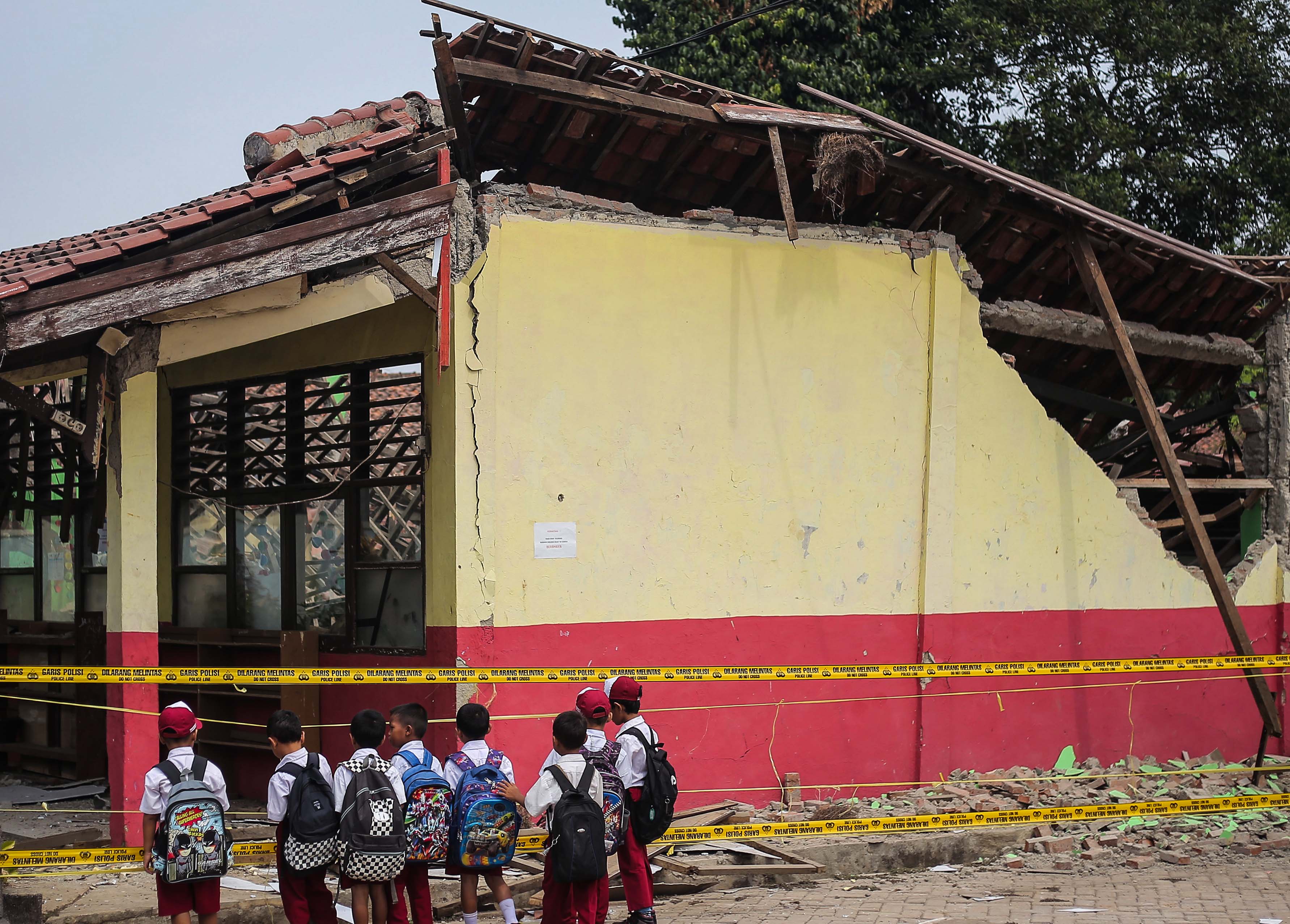 Sekolah Ambruk Karena Pergeseran Kontur Tanah