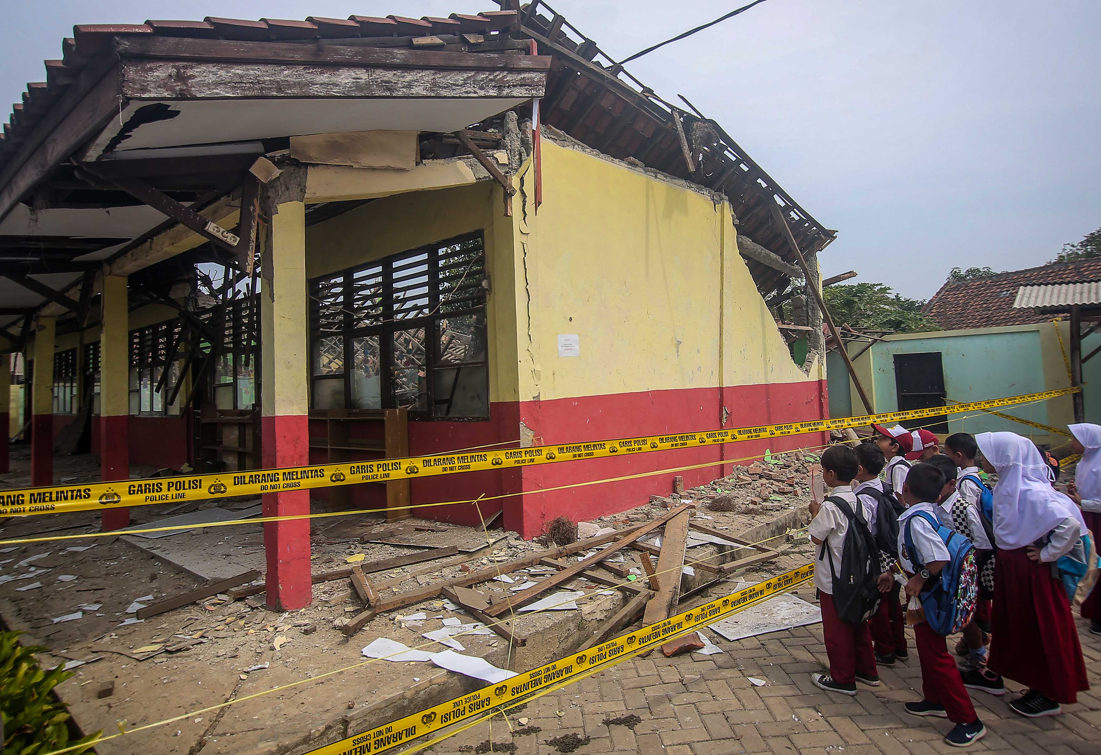 Sekolah Ambruk Karena Pergeseran Kontur Tanah