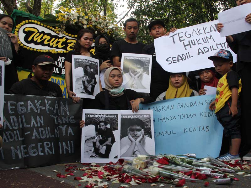 Aksi Tabur Bunga Korban Tabrak Lari Grab Wheels