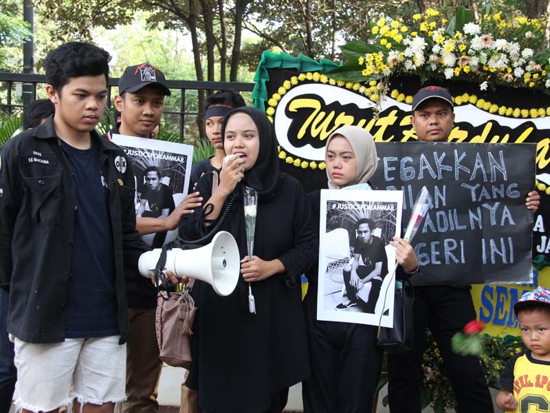 Aksi Tabur Bunga Korban Tabrak Lari Grab Wheels