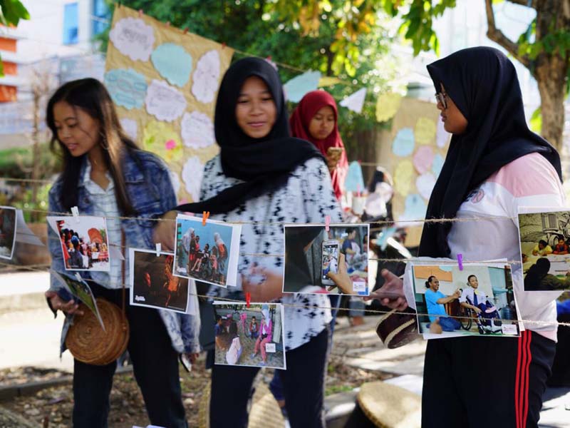 Aksi Tabur Bunga Korban Tabrak Lari Grab Wheels