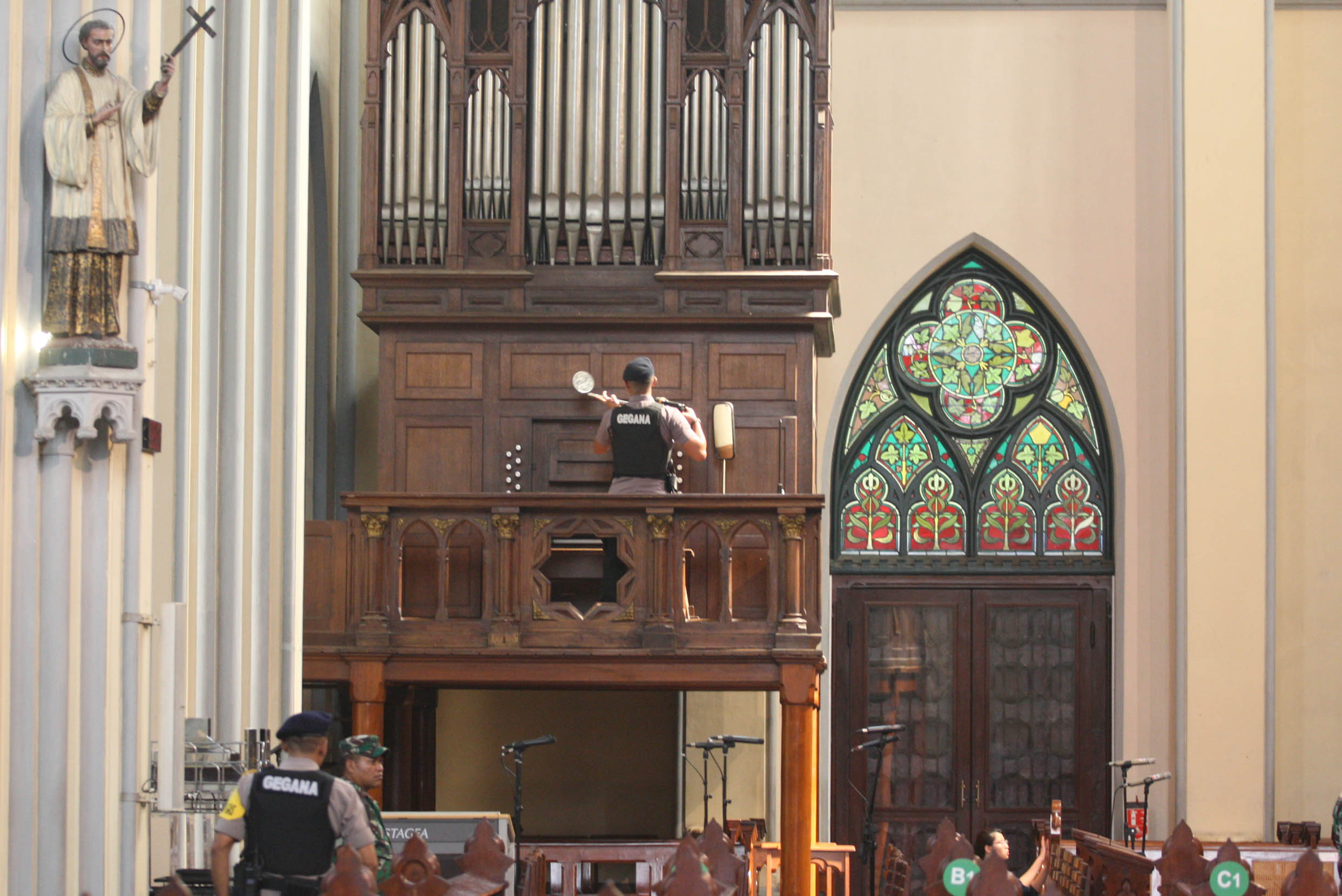 Sterilisasi Gereja Katedral Jelang Misa Natan 2019