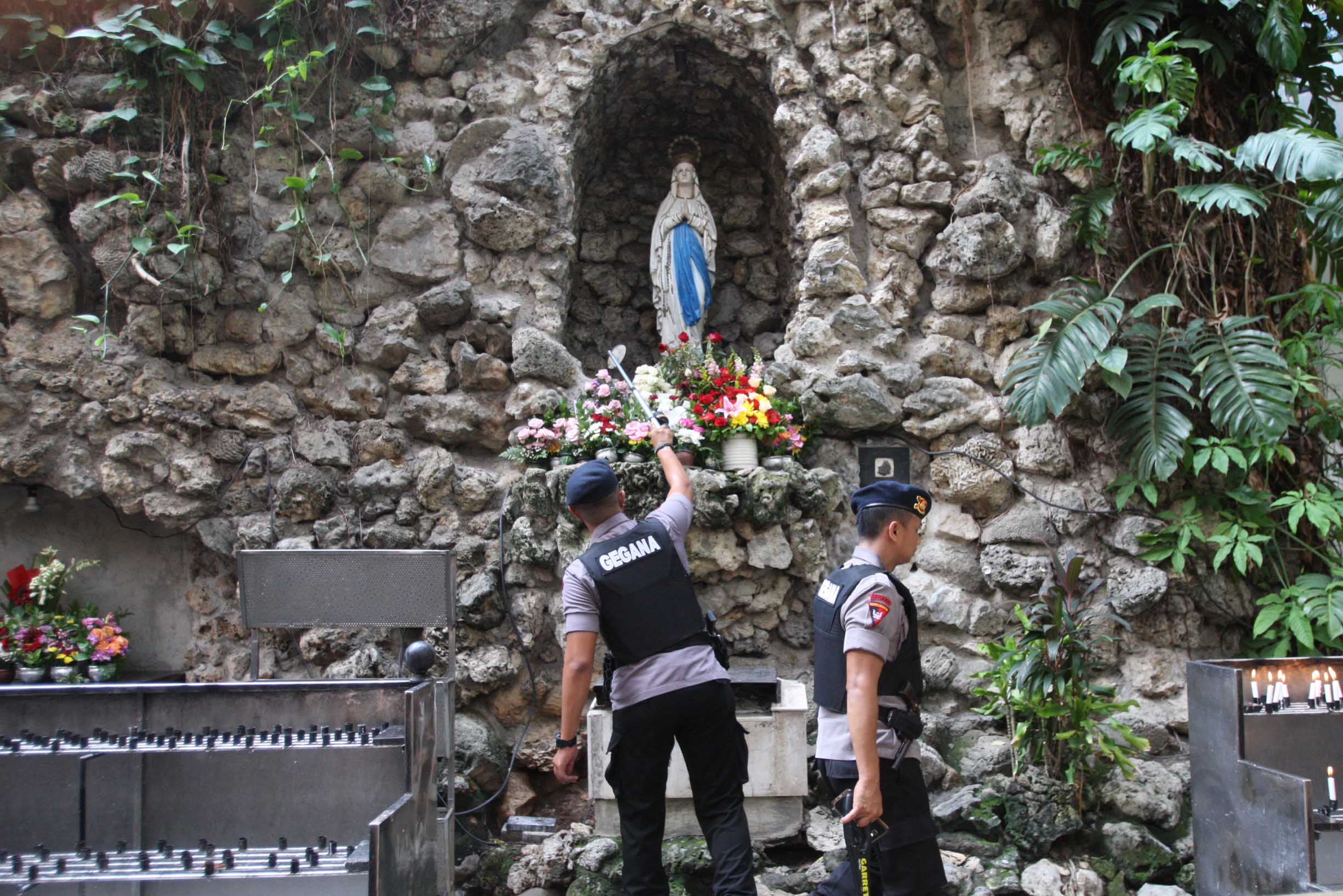 Sterilisasi Gereja Katedral Jelang Misa Natan 2019