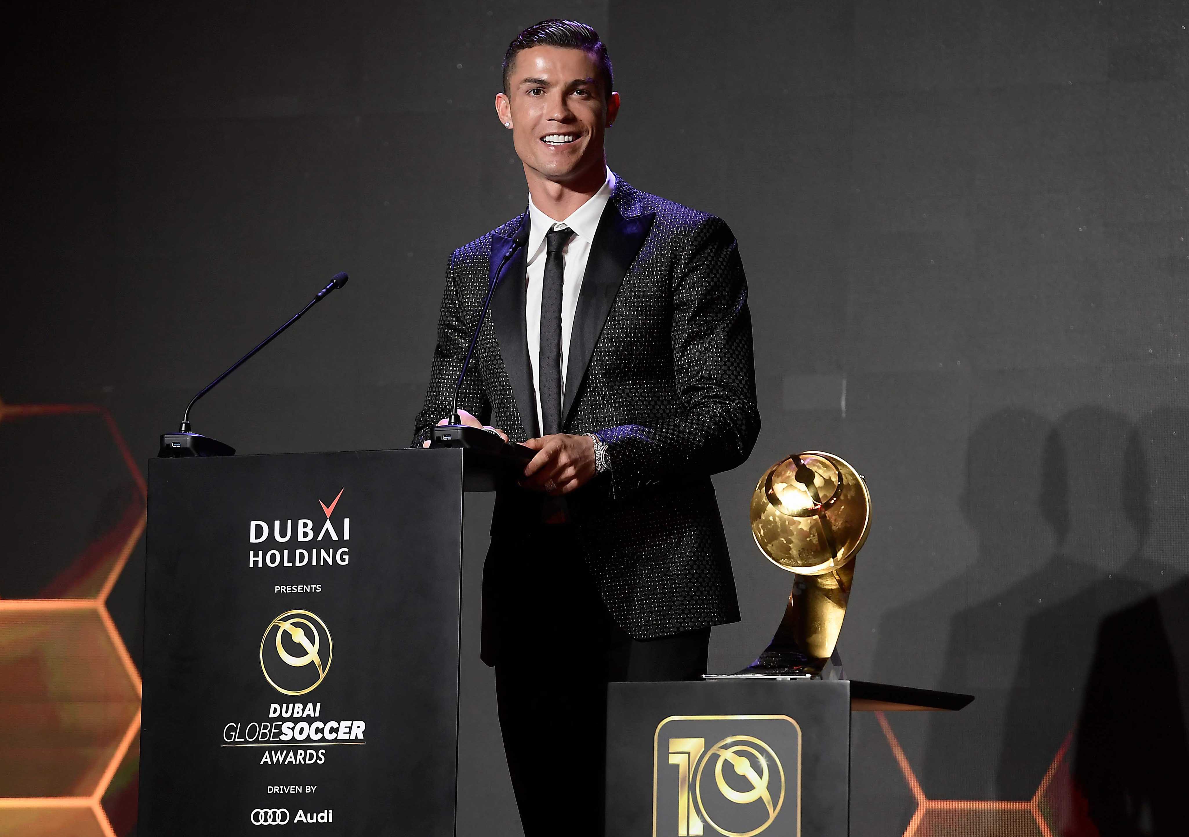 CR7 Pemain Terbaik 2019 Versi Dubai Globe Soccer Awards