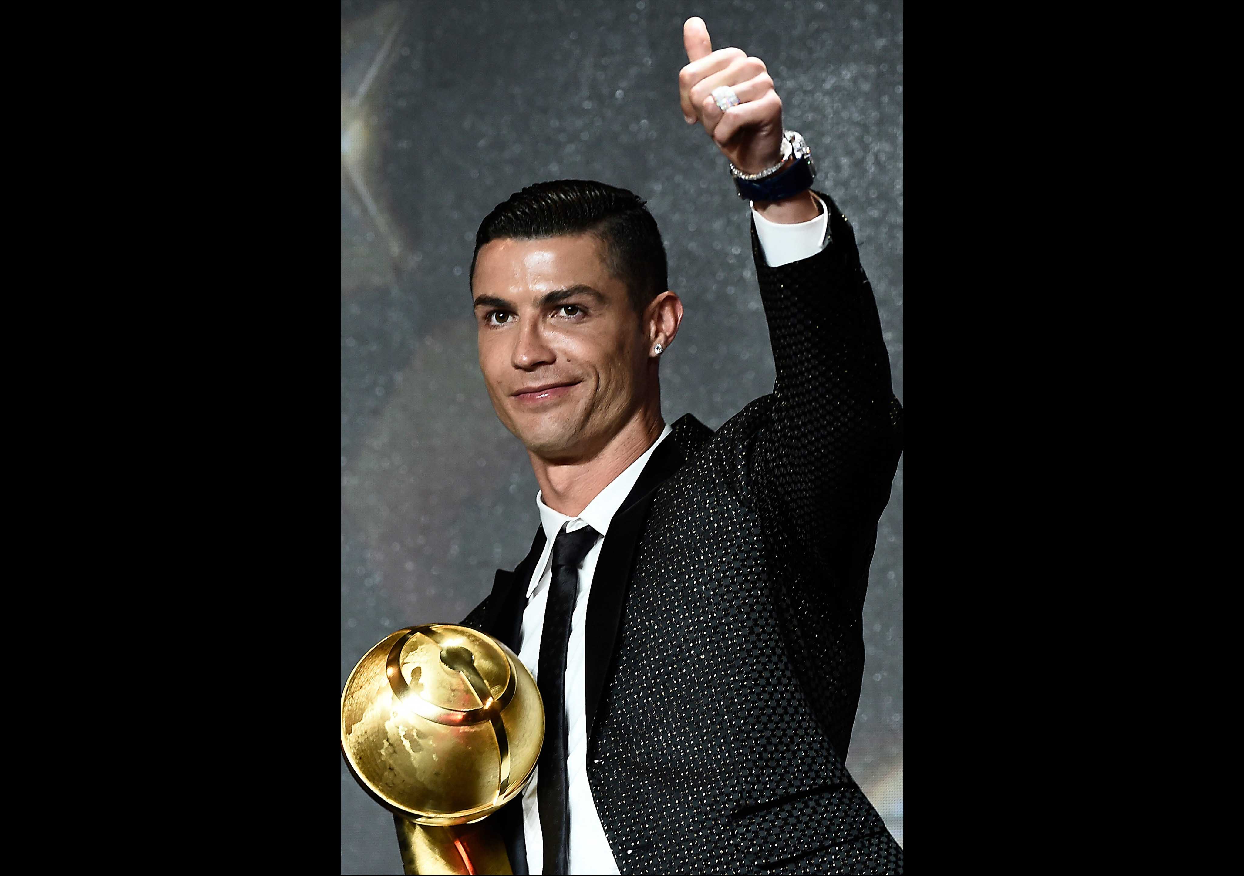 CR7 Pemain Terbaik 2019 Versi Dubai Globe Soccer Awards