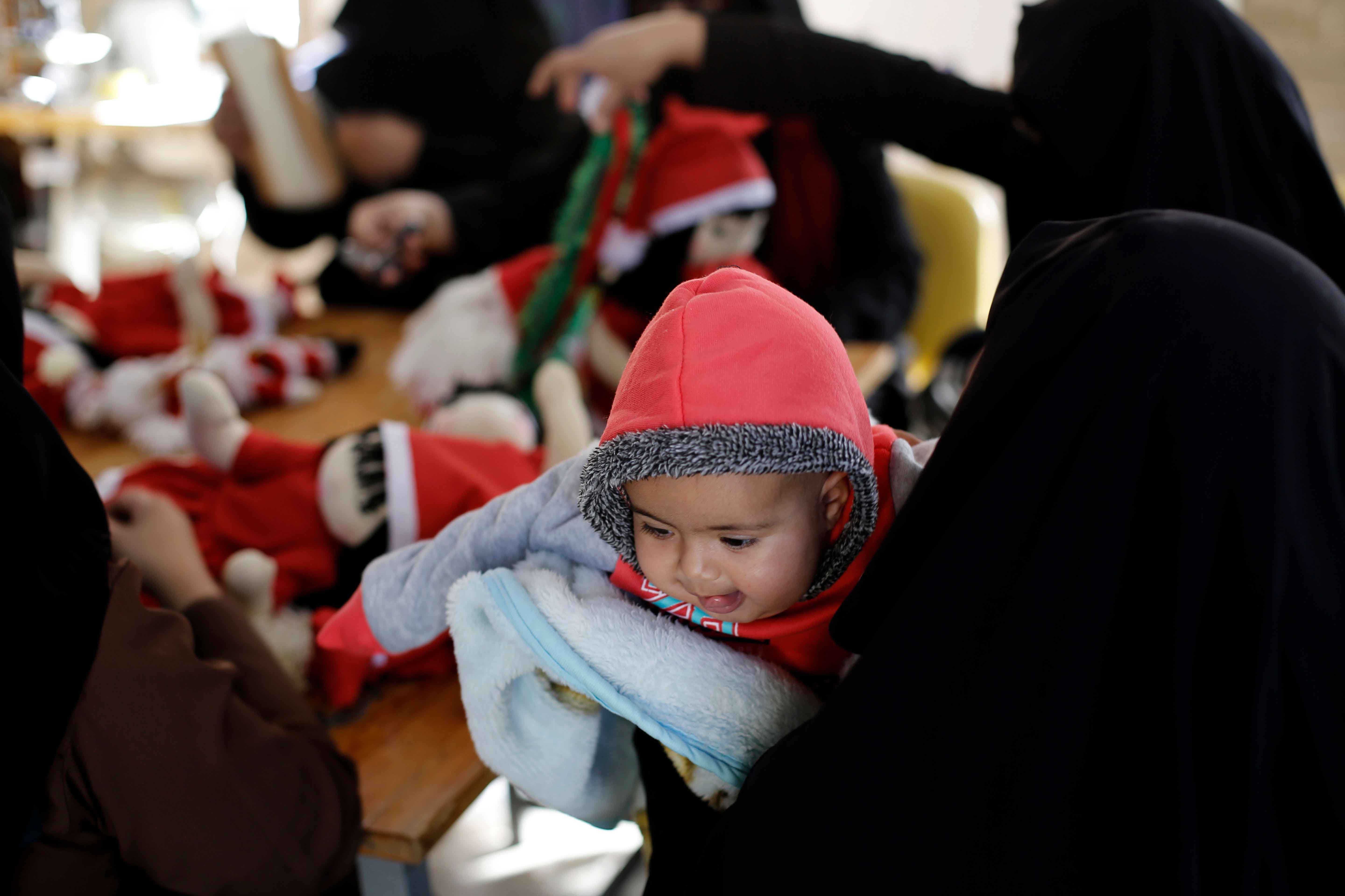 Boneka Natal Buatan Pengrajin Palestina