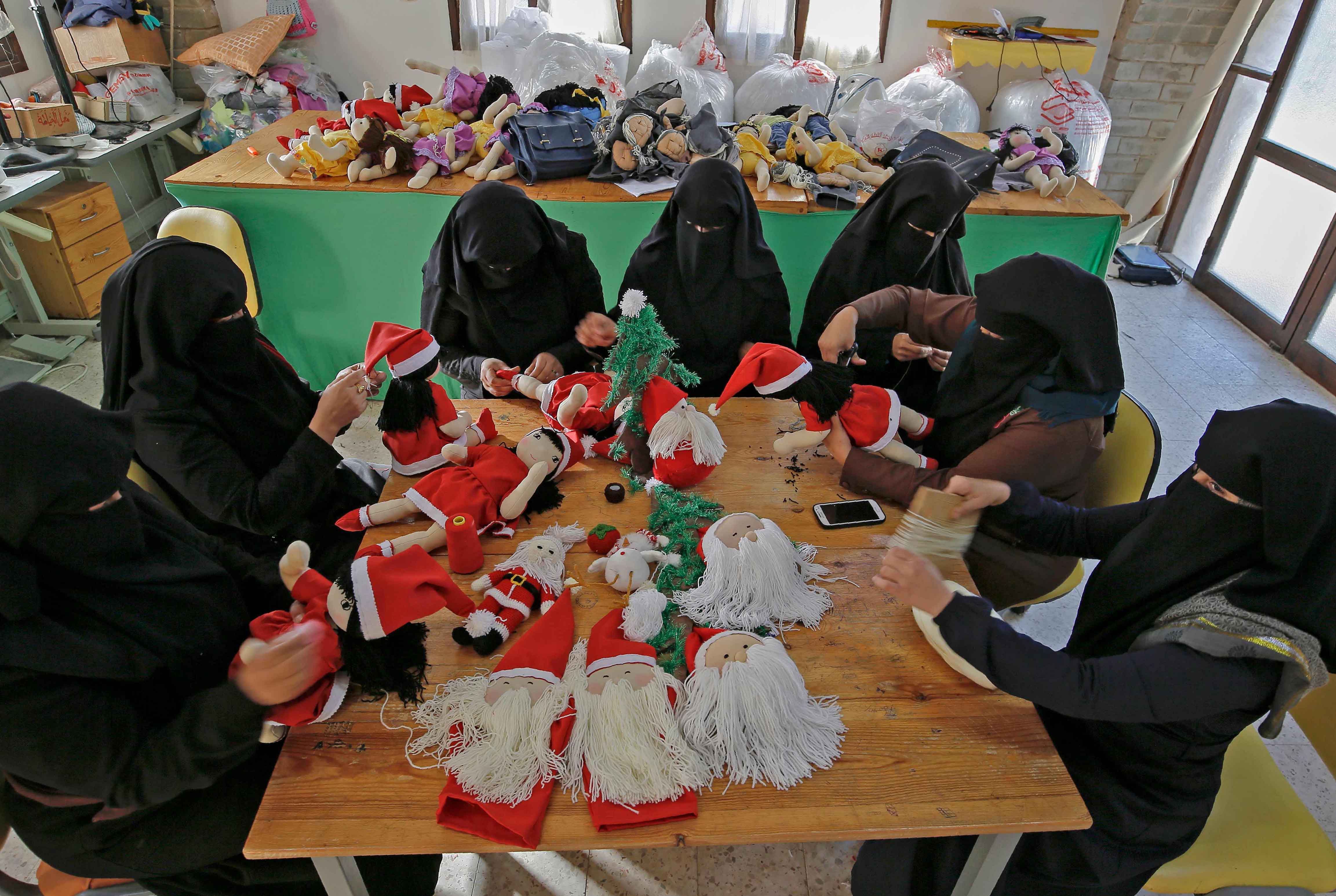 Boneka Natal Buatan Pengrajin Palestina