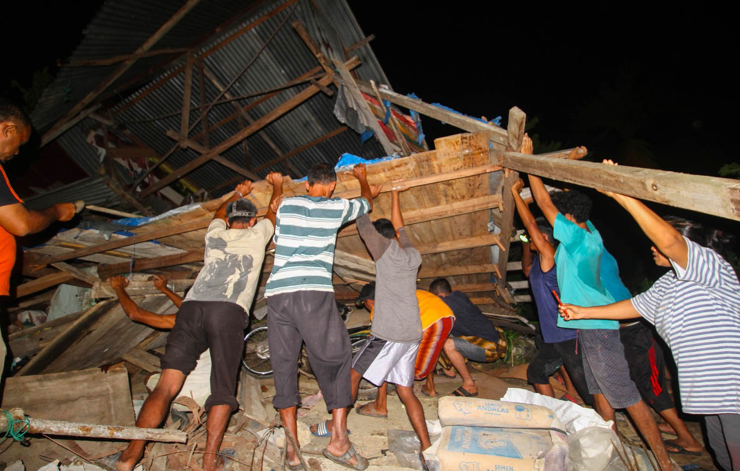Rumah Roboh Akibat Longsor